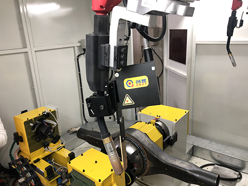 創(chuàng)想智控告訴您為什么焊接機(jī)器人需要加裝焊縫跟蹤器？